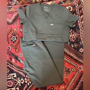 Figs scrubs set - Livingston pants and Catarina top XS in Bonsai